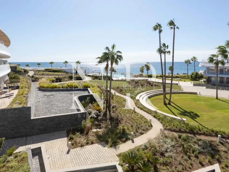 Beachfront apartment in Estepona for sale