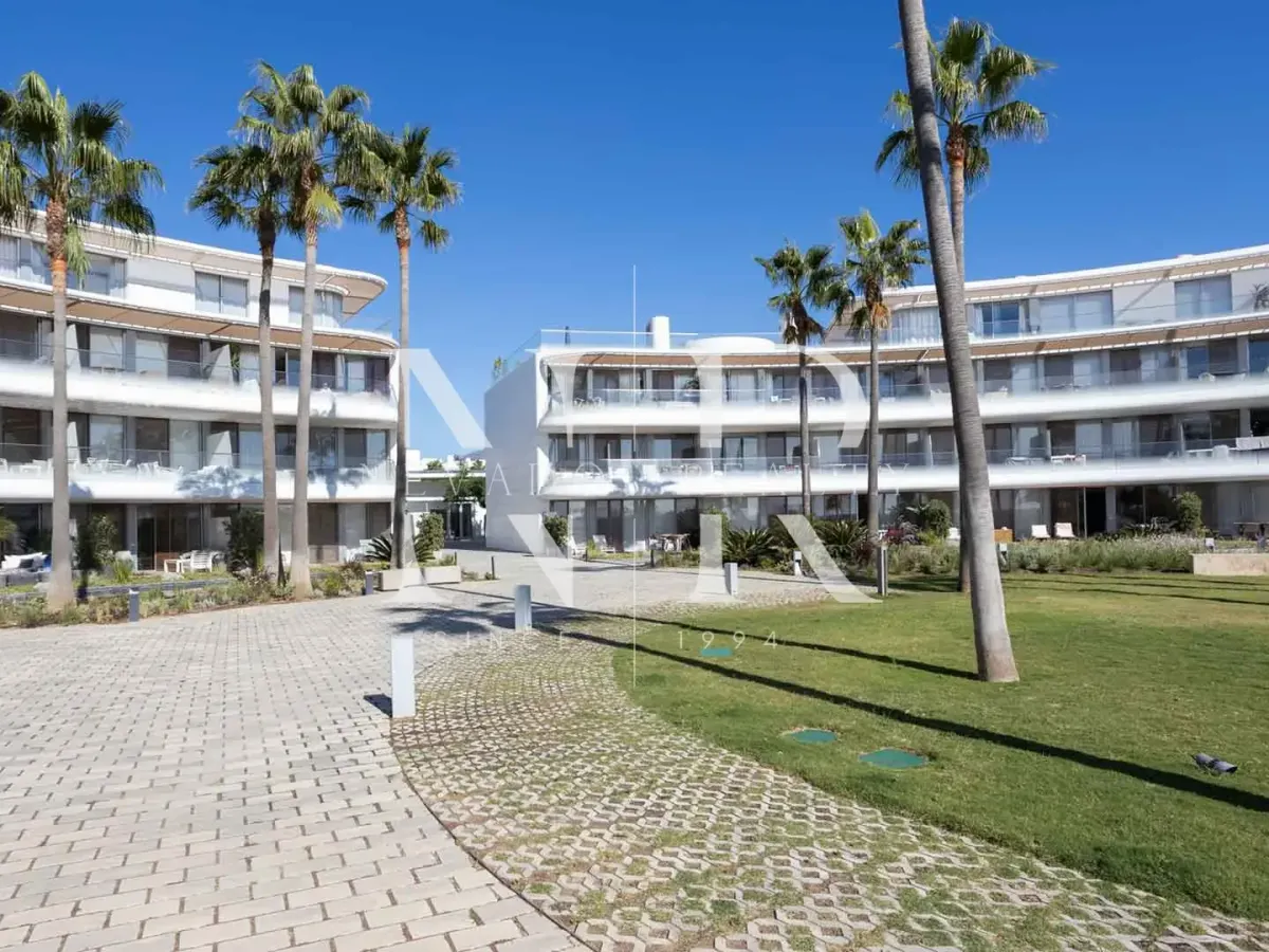 Beachfront apartment in Estepona for sale