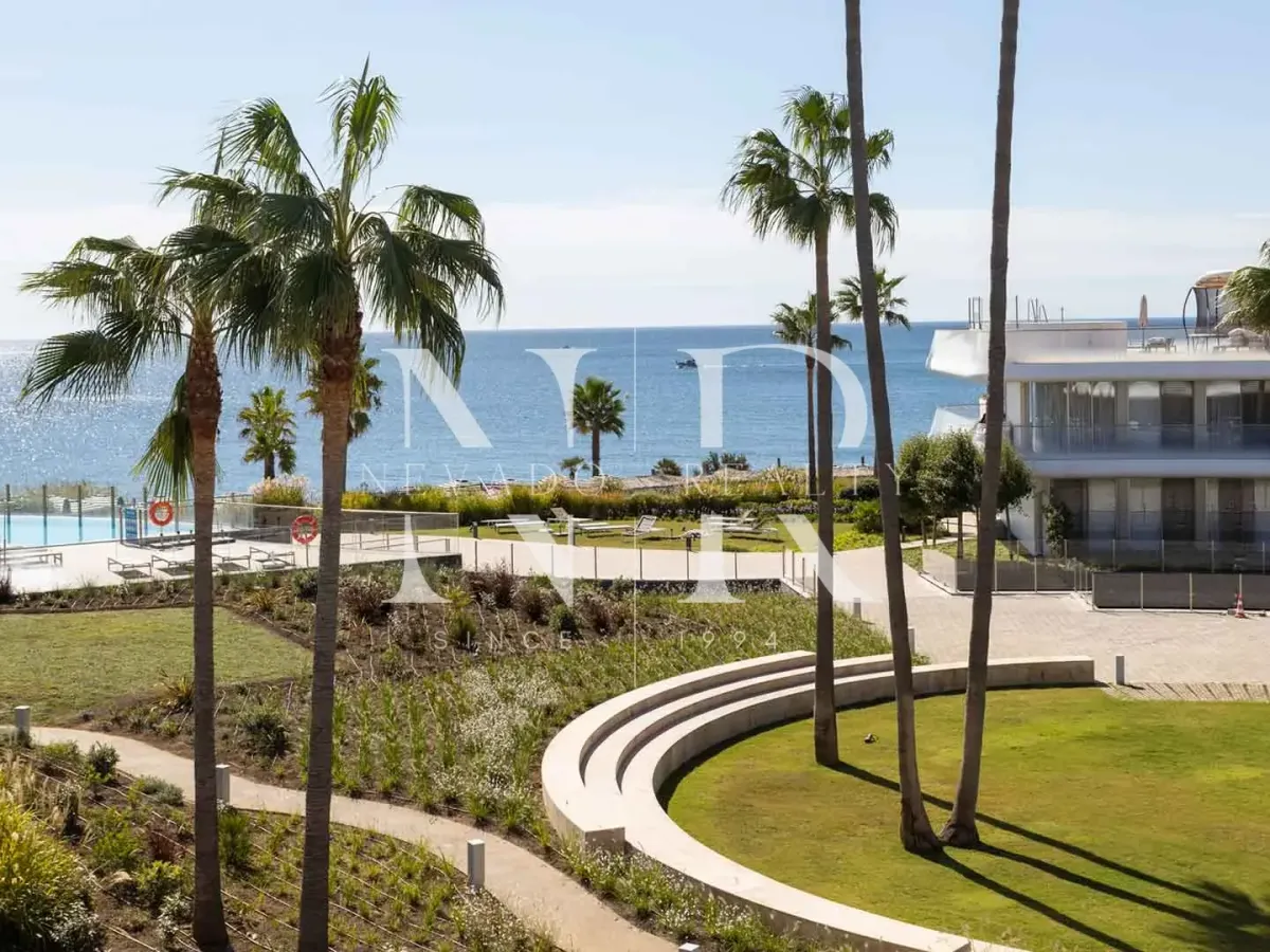 Beachfront apartment in Estepona for sale