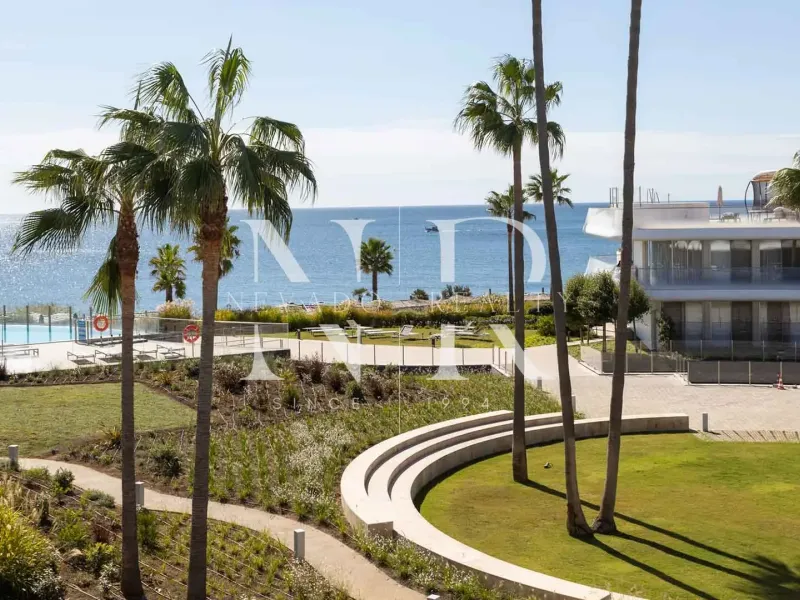 Beachfront apartment in Estepona for sale