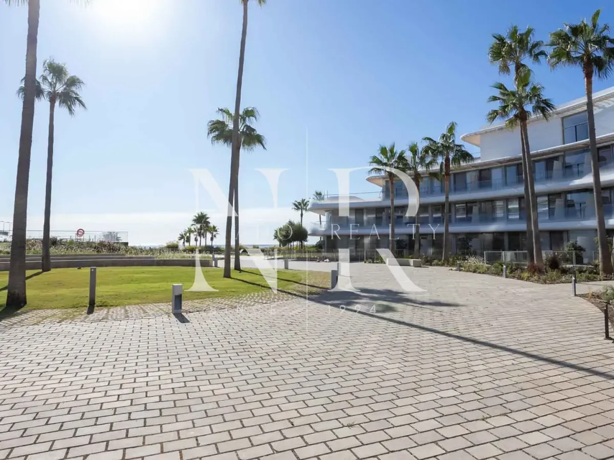 Beachfront apartment in Estepona for sale