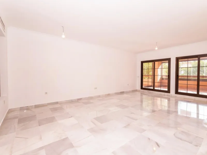 Spacious 4-bedroom apartment in Hacienda del Sol, East Estepona