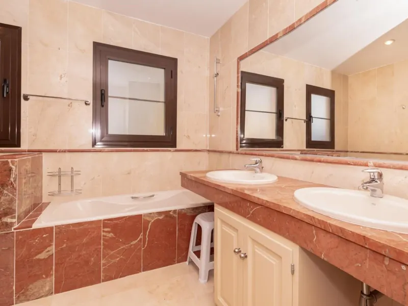 Spacious 4-bedroom apartment in Hacienda del Sol, East Estepona