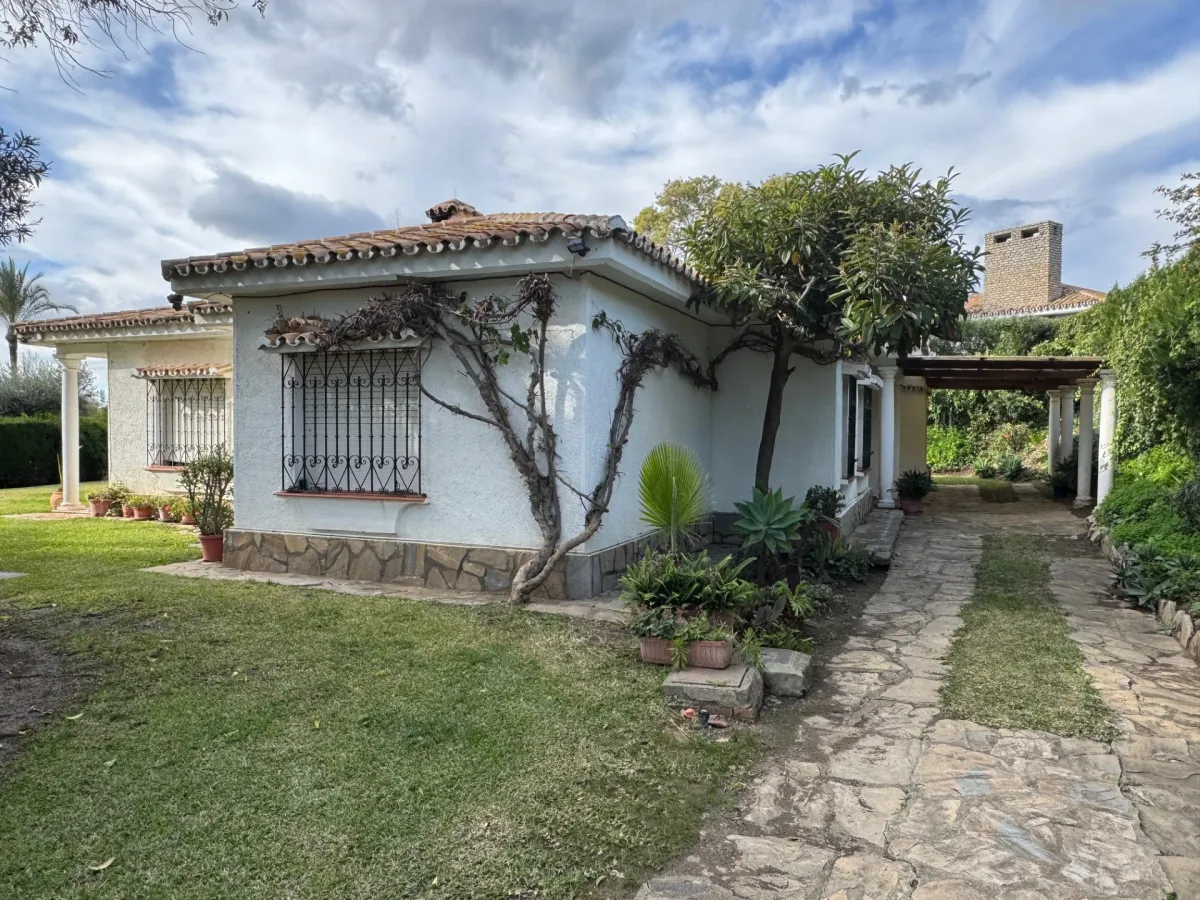 Charming villa with great potential in Paraíso Medio, Estepona