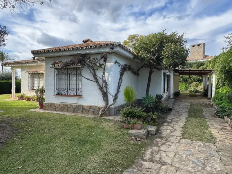 Charming villa with great potential in Paraíso Medio, Estepona