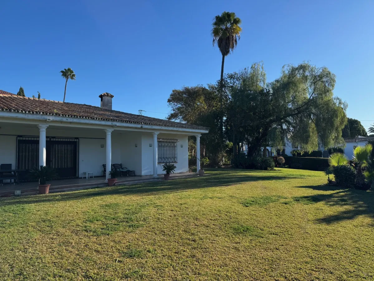 Charming villa with great potential in Paraíso Medio, Estepona