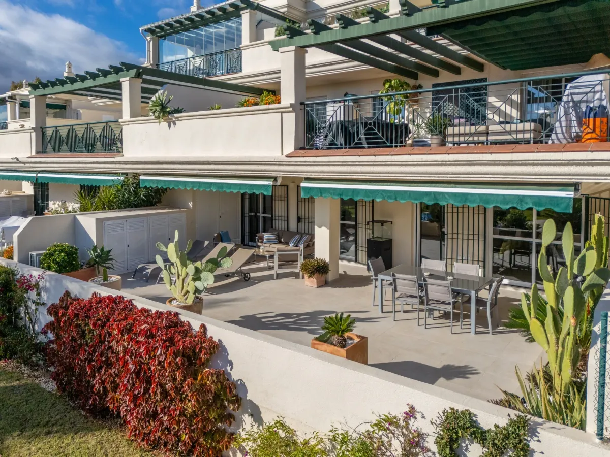 Fully renovated ground floor apartment with expansive terrace in Lorcrimar, Nueva Andalucía