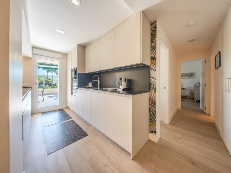 Fully renovated ground floor apartment with expansive terrace in Lorcrimar, Nueva Andalucía