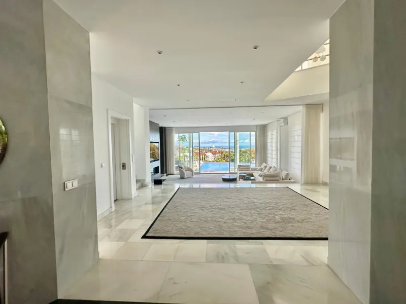 Exclusive Miami-Style Villa in El Herrojo