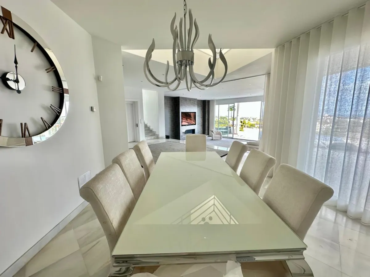 Exclusive Miami-Style Villa in El Herrojo