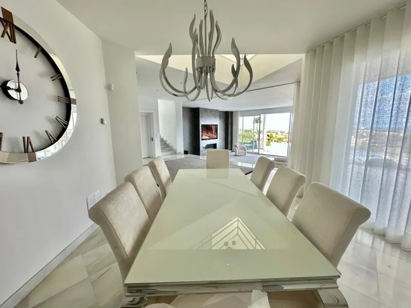 Exclusive Miami-Style Villa in El Herrojo