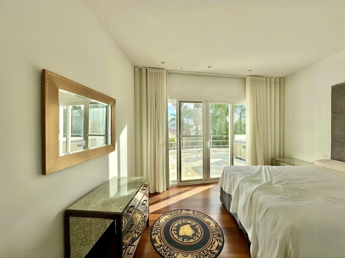 Exclusive Miami-Style Villa in El Herrojo