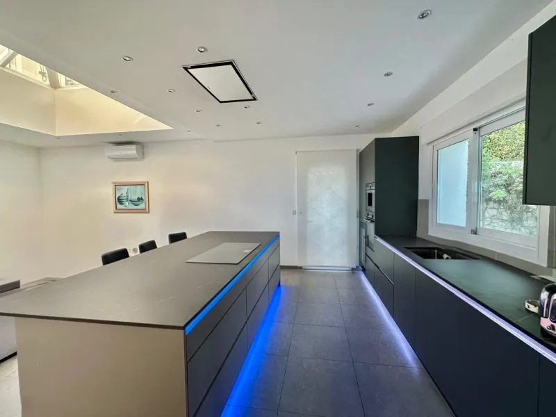 Exclusive Miami-Style Villa in El Herrojo