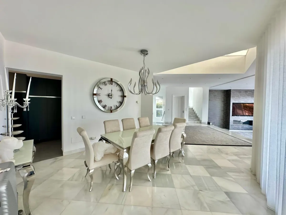 Exclusive Miami-Style Villa in El Herrojo