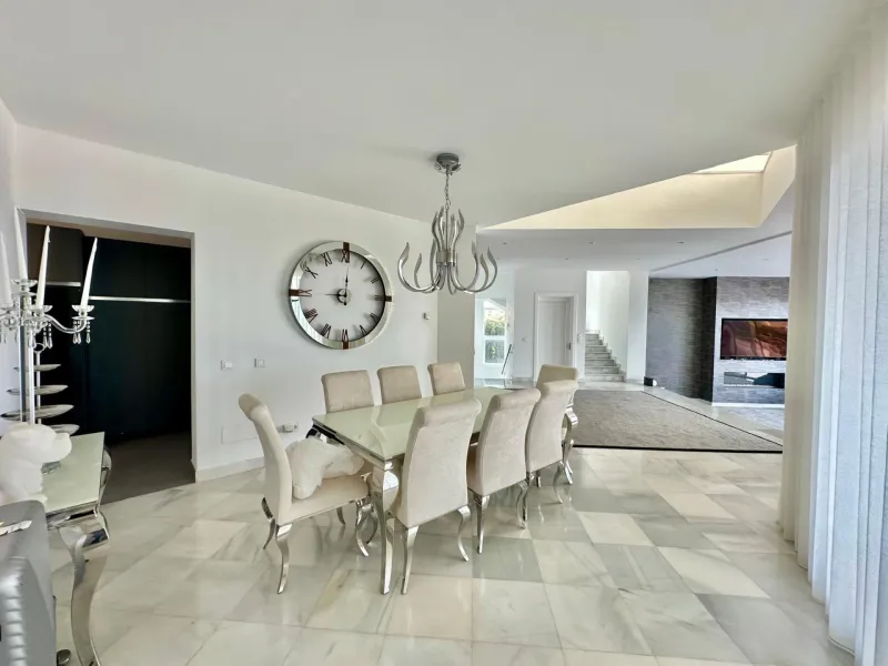 Exclusive Miami-Style Villa in El Herrojo