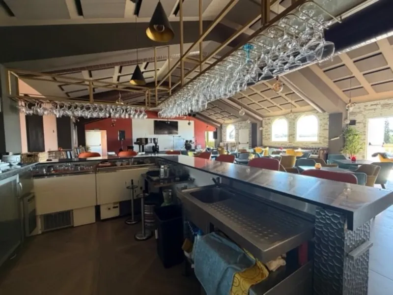 Spacious premises with restaurant and music license in Benavista, Estepona