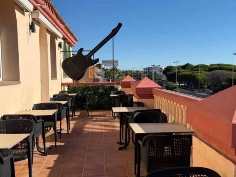 Spacious premises with restaurant and music license in Benavista, Estepona