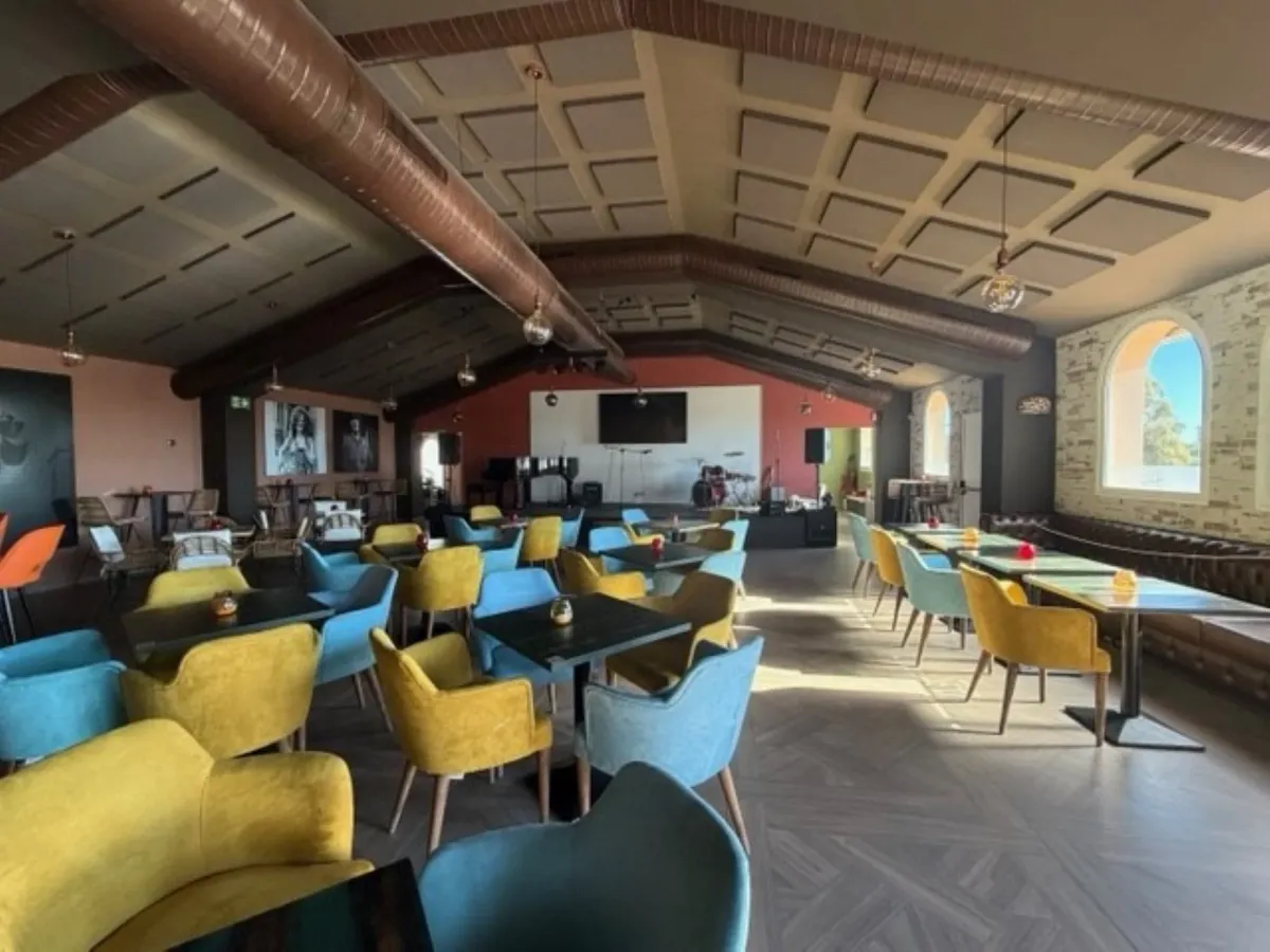 Spacious premises with restaurant and music license in Benavista, Estepona