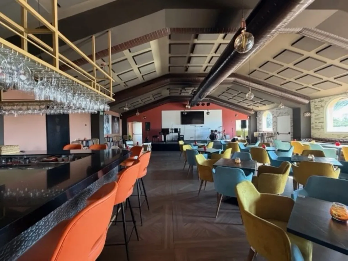 Spacious premises with restaurant and music license in Benavista, Estepona