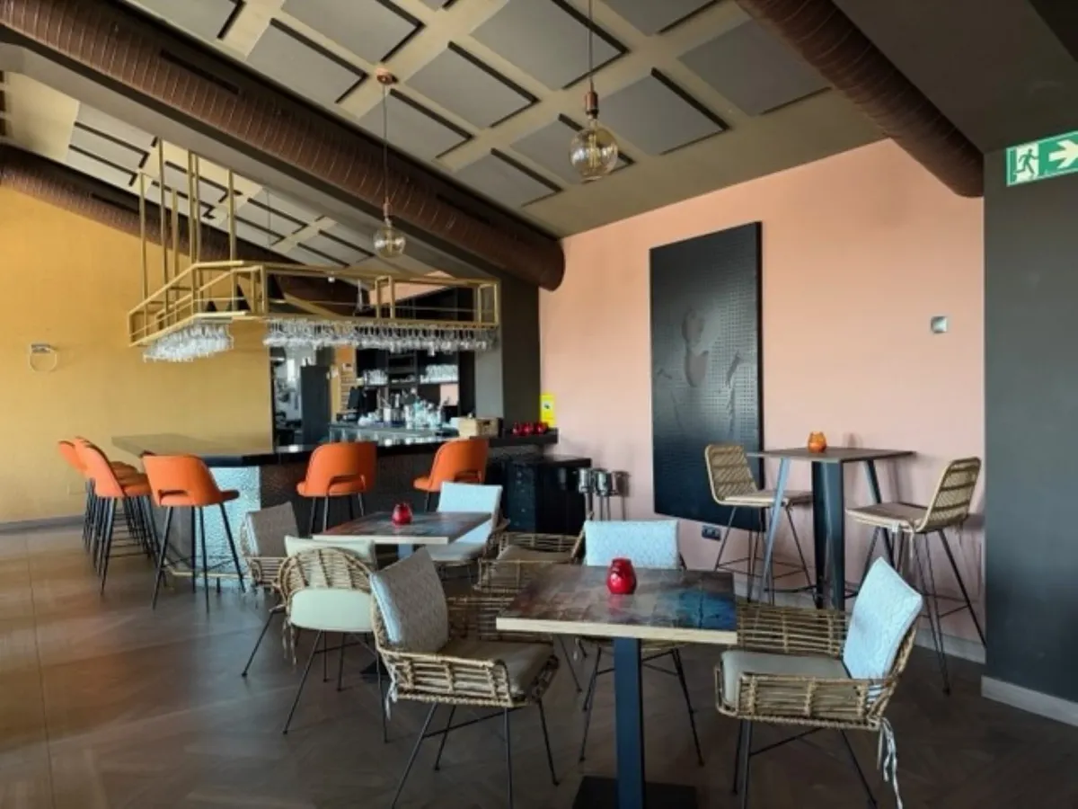 Spacious premises with restaurant and music license in Benavista, Estepona