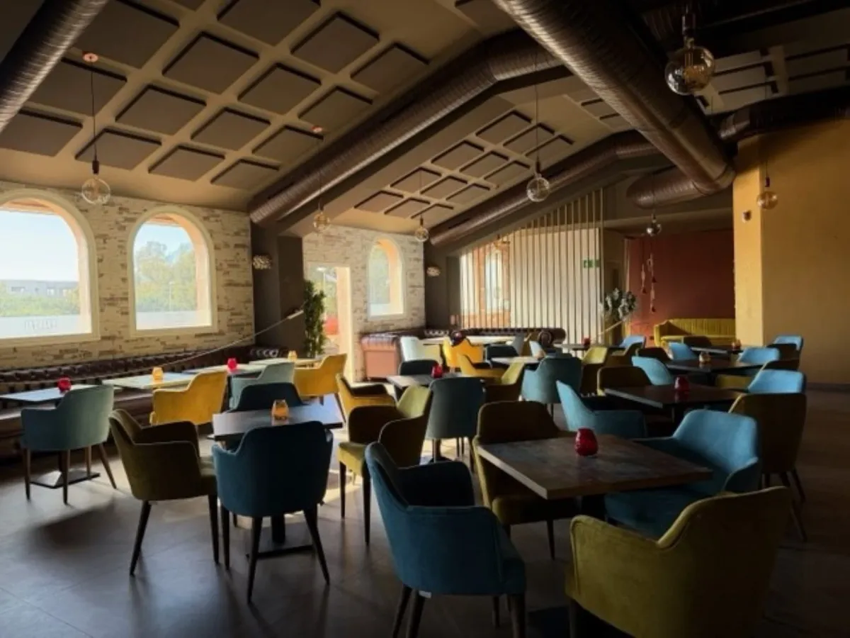 Spacious premises with restaurant and music license in Benavista, Estepona