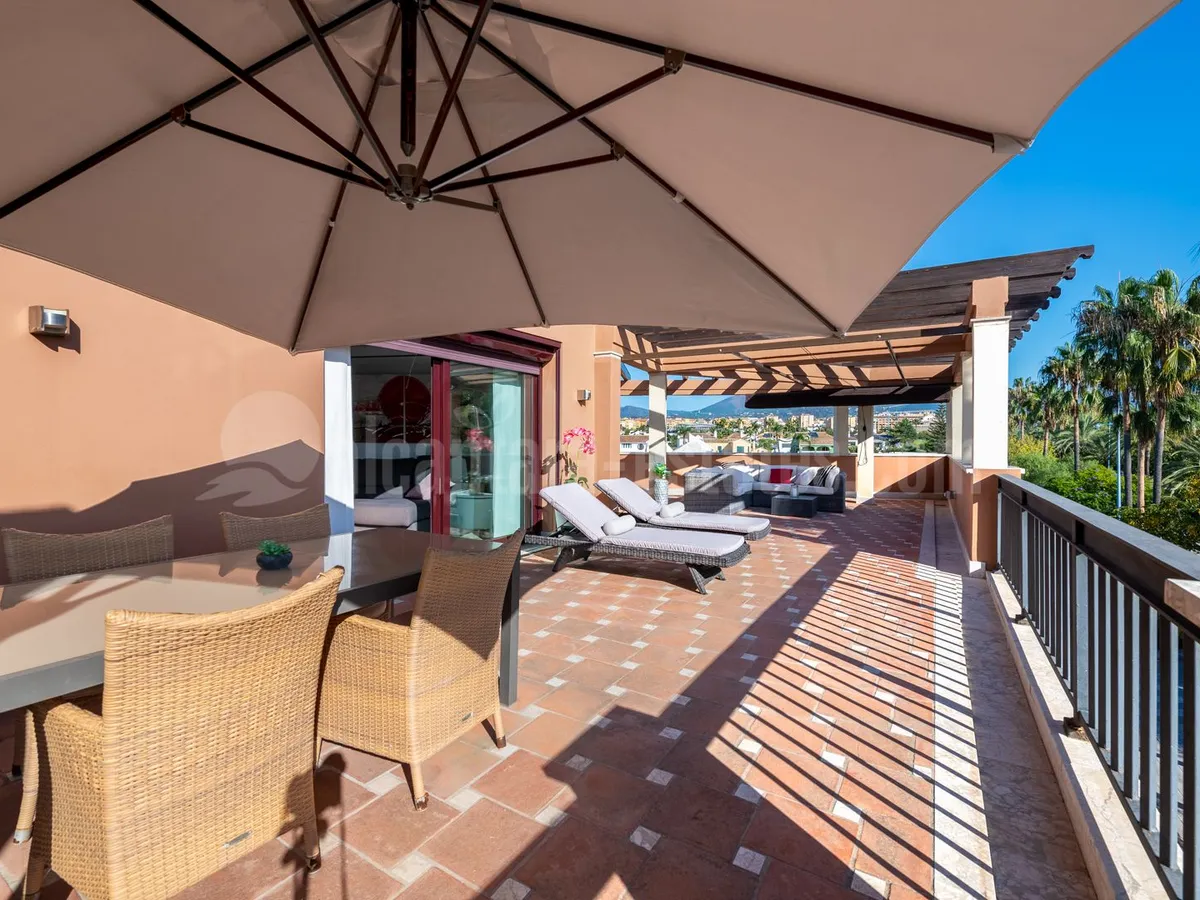 Penthouse for sale in Casablanca beach, frontline San Pedro Beach