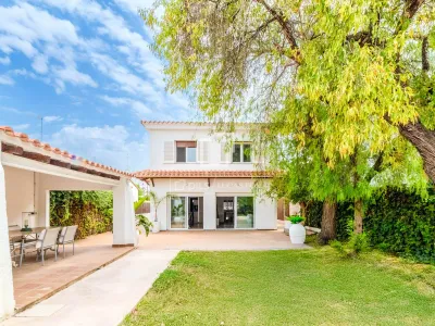 Exclusive detached 4-bedroom house with pool and garden for sale in the heart of Sitges.