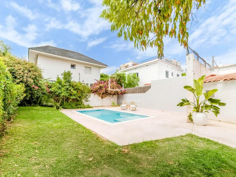Exclusive detached 4-bedroom house with pool and garden for sale in the heart of Sitges.