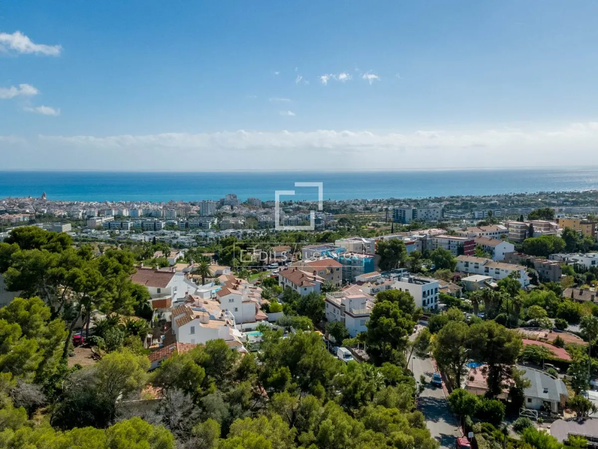Exclusive detached 4-bedroom house with pool and garden for sale in the heart of Sitges.