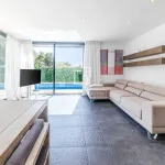 Exclusive detached 4-bedroom house with pool and garden for sale in the heart of Sitges. 7