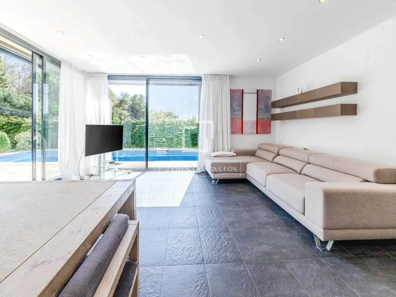 Exclusive detached 4-bedroom house with pool and garden for sale in the heart of Sitges.