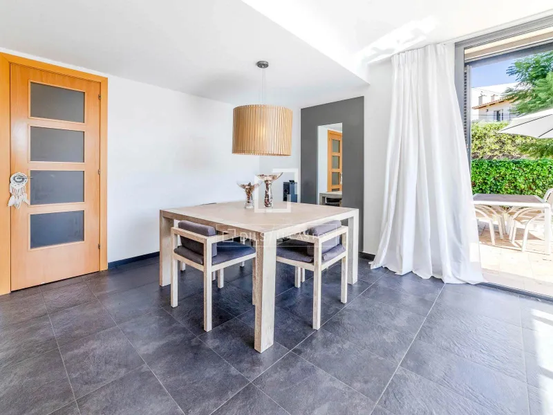 Exclusive detached 4-bedroom house with pool and garden for sale in the heart of Sitges.