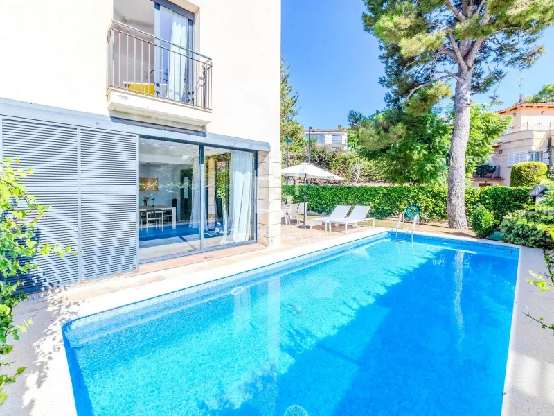 Exclusive detached 4-bedroom house with pool and garden for sale in the heart of Sitges.