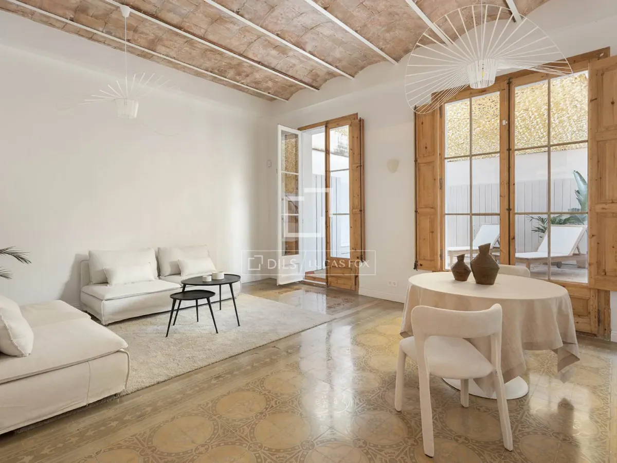Excellent 3 Bedroom apartment with 42m² terrace for sale in Eixample Left, Barcelona