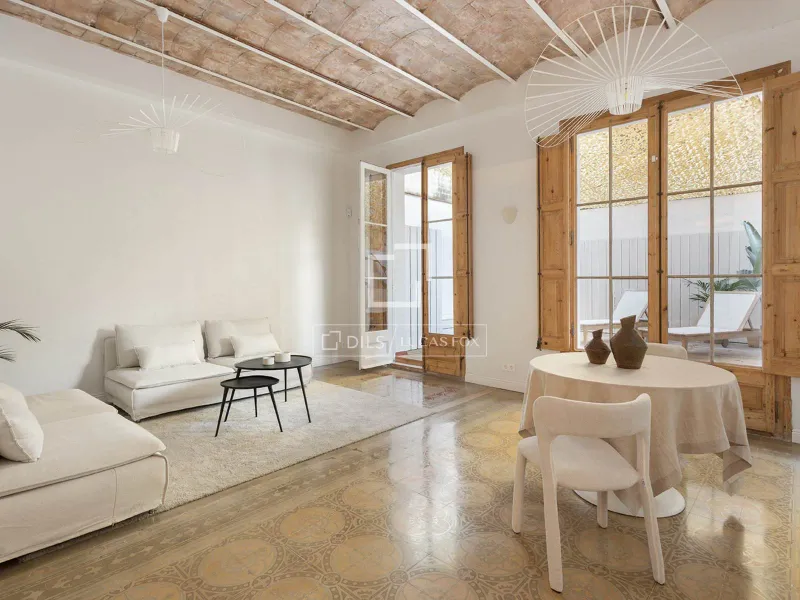 Excellent 3 Bedroom apartment with 42m² terrace for sale in Eixample Left, Barcelona