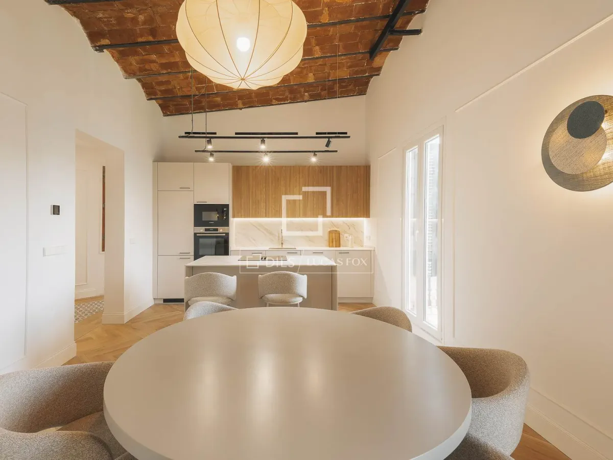 Excellent 3 Bedroom apartment with 42m² terrace for sale in Eixample Left, Barcelona