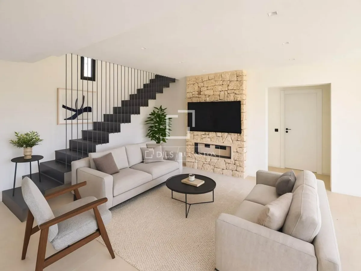 Excellent 3-bedroom house for sale in Cap Martinet, Ibiza