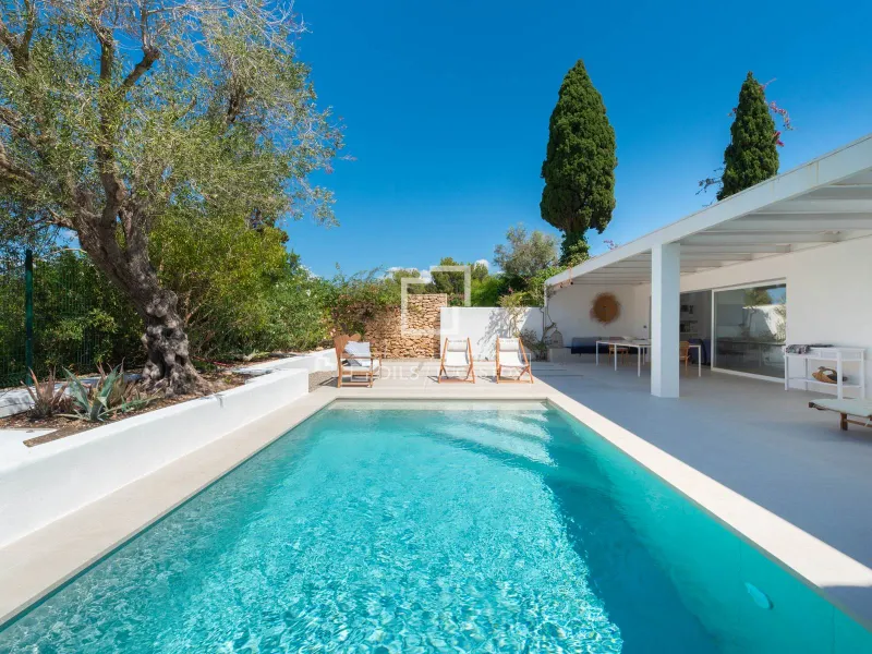 Excellent 3-bedroom house for sale in Cap Martinet, Ibiza