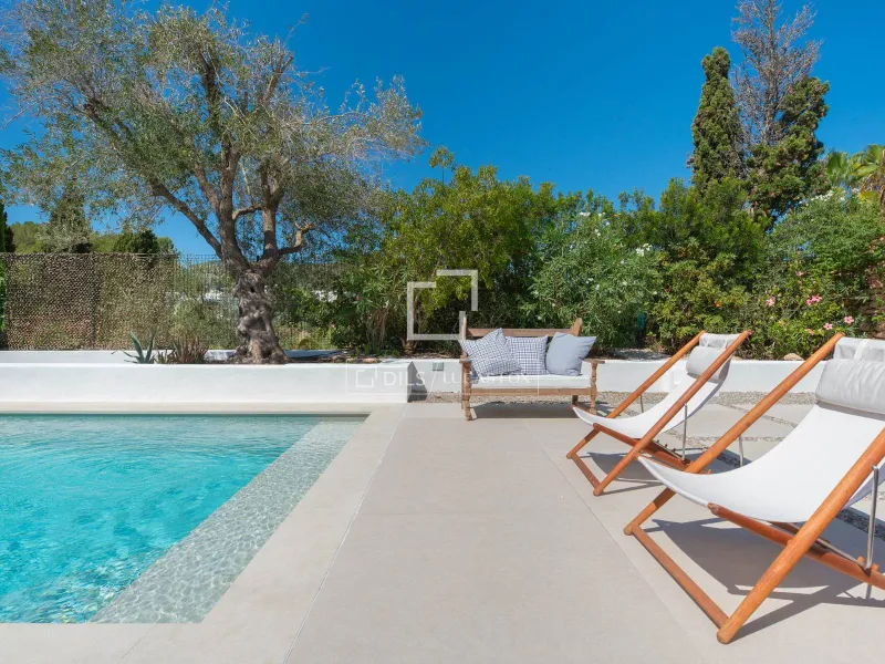 Excellent 3-bedroom house for sale in Cap Martinet, Ibiza