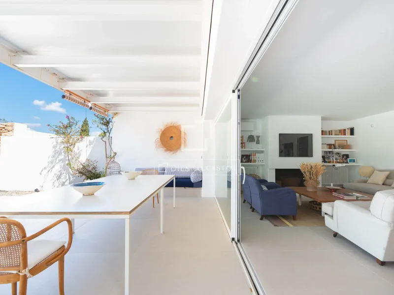 Excellent 3-bedroom house for sale in Cap Martinet, Ibiza