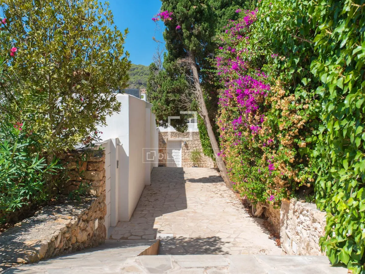 Excellent 3-bedroom house for sale in Cap Martinet, Ibiza