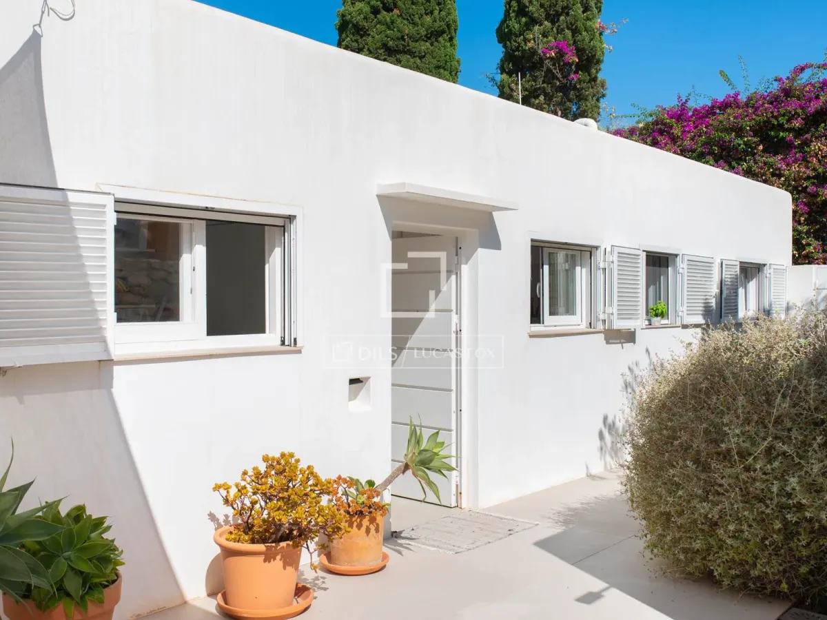 Excellent 3-bedroom house for sale in Cap Martinet, Ibiza
