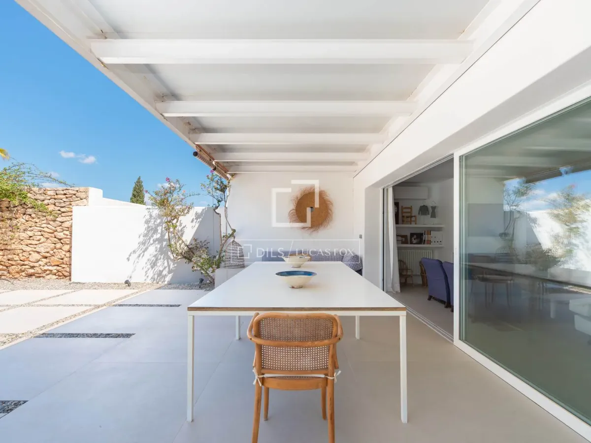 Excellent 3-bedroom house for sale in Cap Martinet, Ibiza