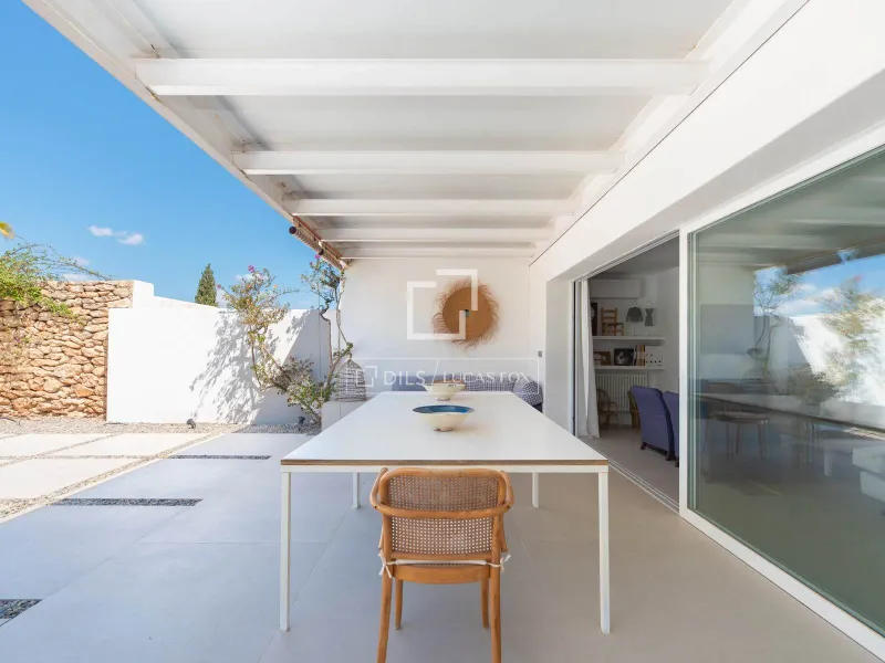 Excellent 3-bedroom house for sale in Cap Martinet, Ibiza