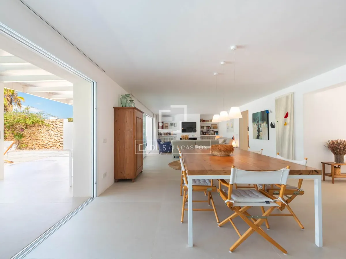Excellent 3-bedroom house for sale in Cap Martinet, Ibiza