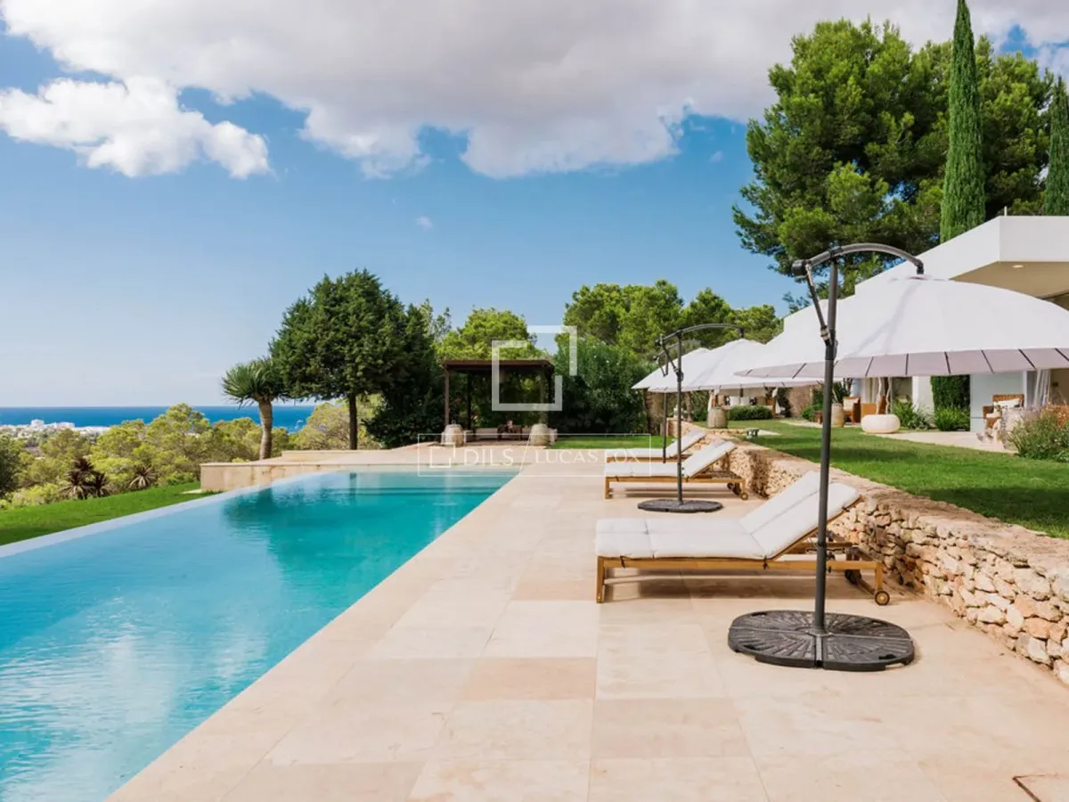 Luxury 5-bedroom villa for sale in Ibiza with a tourist licence and sea views