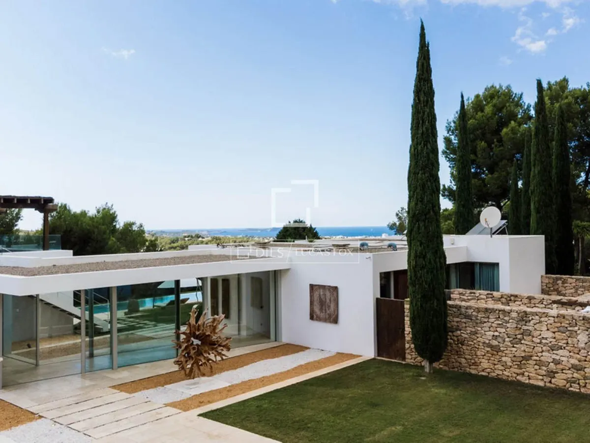 Luxury 5-bedroom villa for sale in Ibiza with a tourist licence and sea views