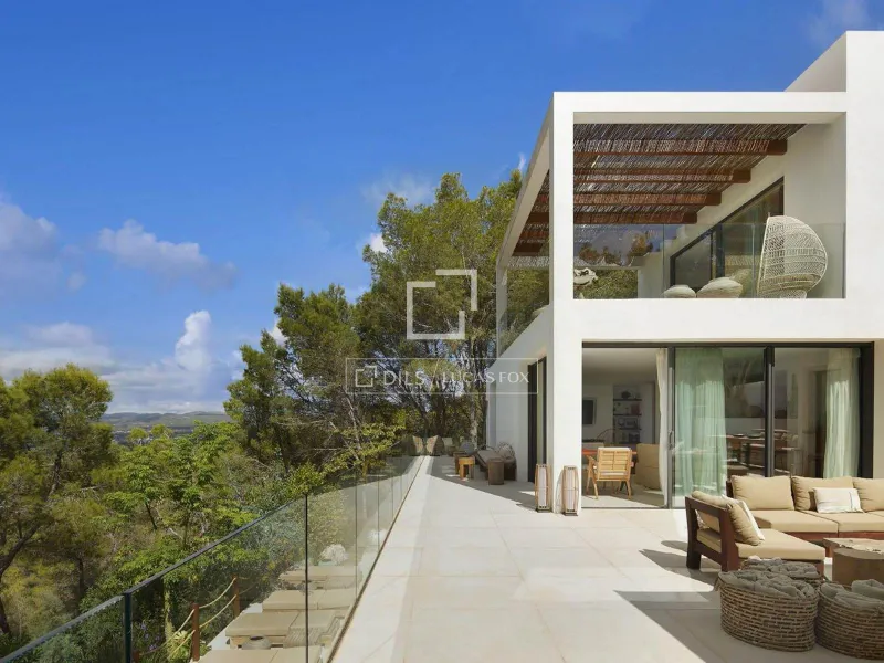 Luxury 5-bedroom villa for sale in Ibiza with a tourist licence and sea views