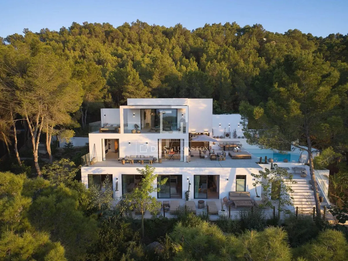 Luxury 5-bedroom villa for sale in Ibiza with a tourist licence and sea views