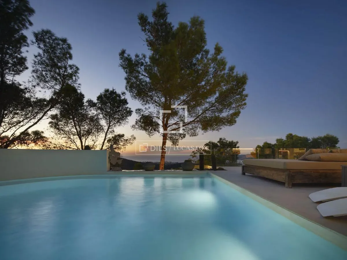 Luxury 5-bedroom villa for sale in Ibiza with a tourist licence and sea views